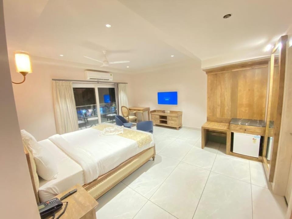 Bed, Photo of the whole room, Seating area, Bedroom, wardrobe
