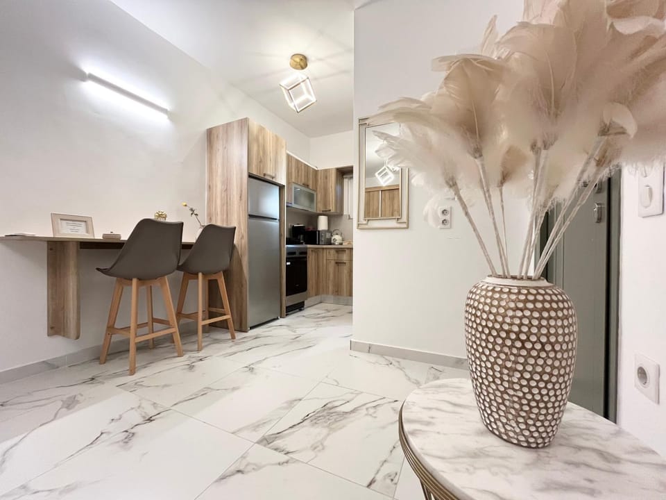 Kitchen or kitchenette, Dining area, internet, oven, stove