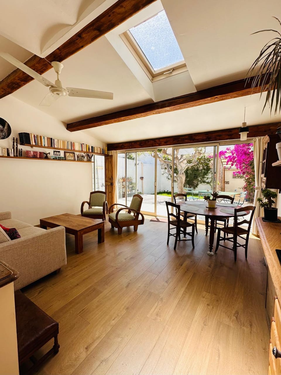 Living room, Seating area, Dining area, fireplace
