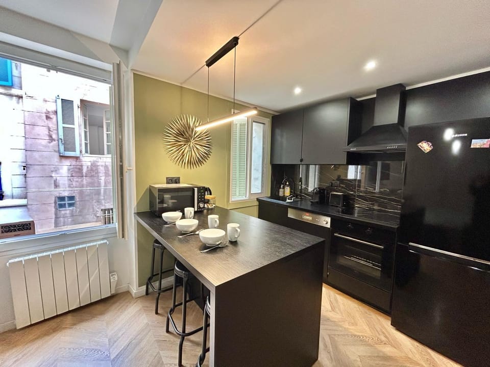 Coffee/tea facilities, Kitchen or kitchenette, Dining area, dishwasher, oven, stove, toaster
