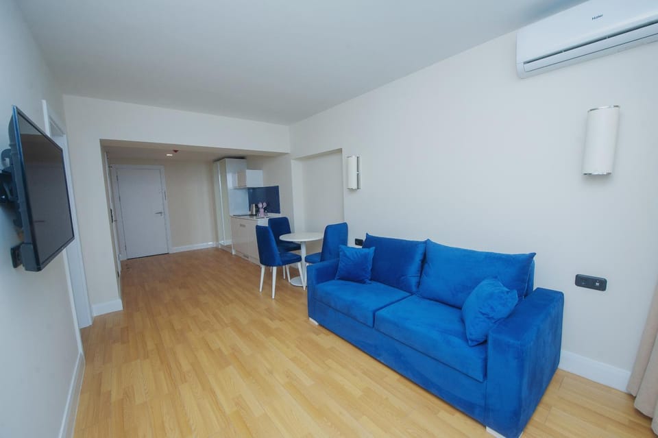 Communal lounge/ TV room, TV and multimedia, Living room, Seating area, Evening entertainment, air conditioner