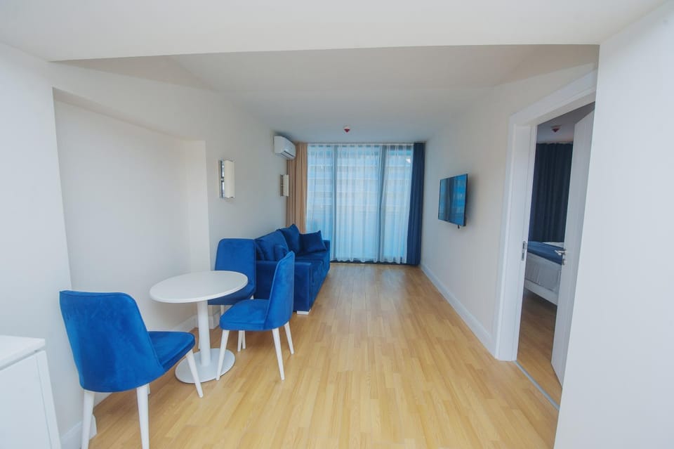 TV and multimedia, Living room, Seating area, Dining area