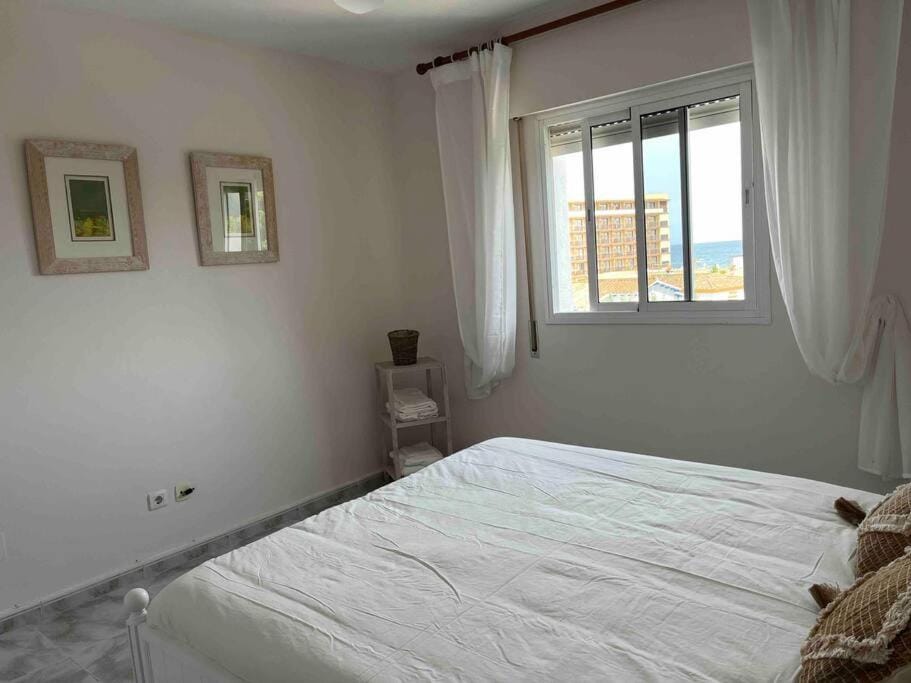 Bedroom, Text overlay