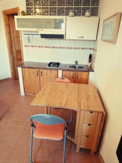 Kitchen or kitchenette, Dining area, stove