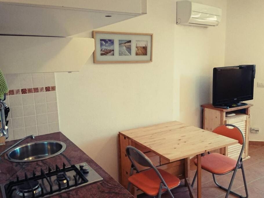 TV and multimedia, Kitchen or kitchenette, Dining area, air conditioner