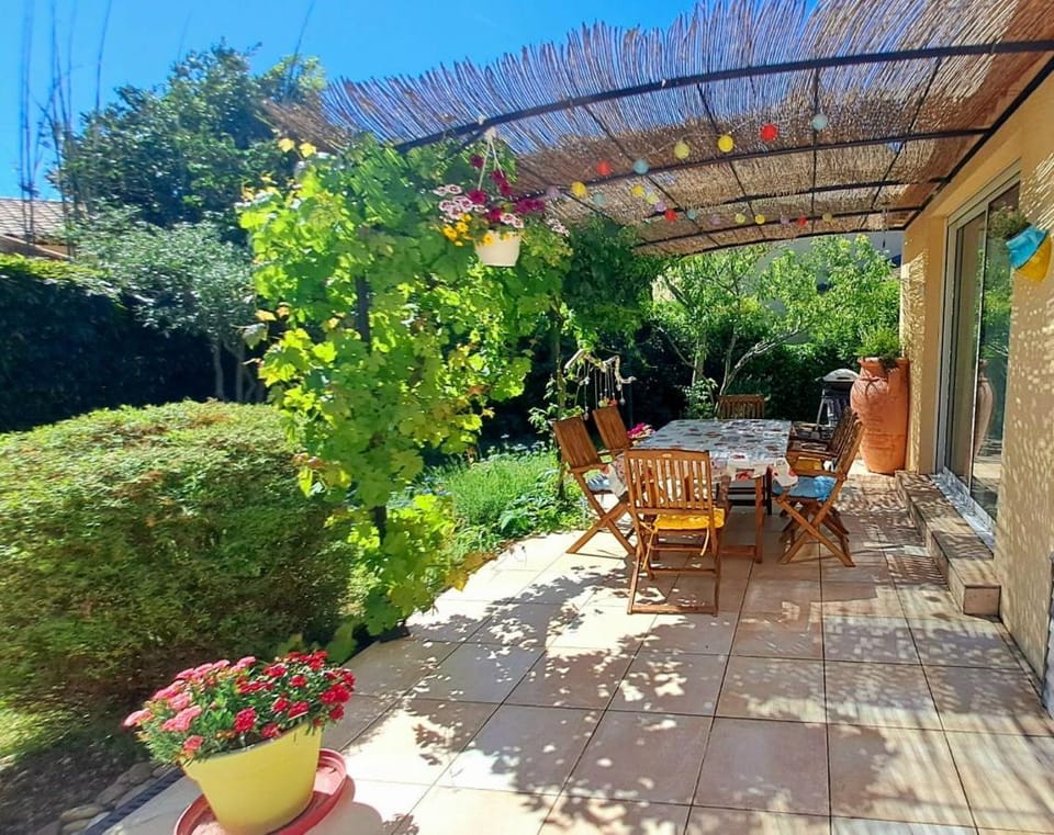 House of magic lake House in Gréoux-les-Bains