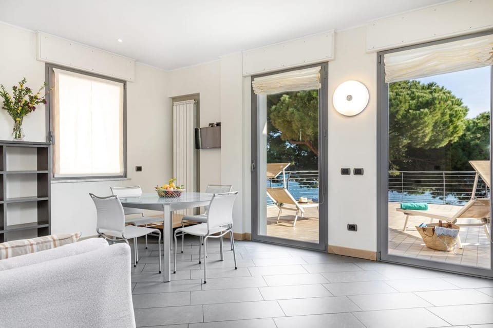 View (from property/room), Balcony/Terrace, Living room