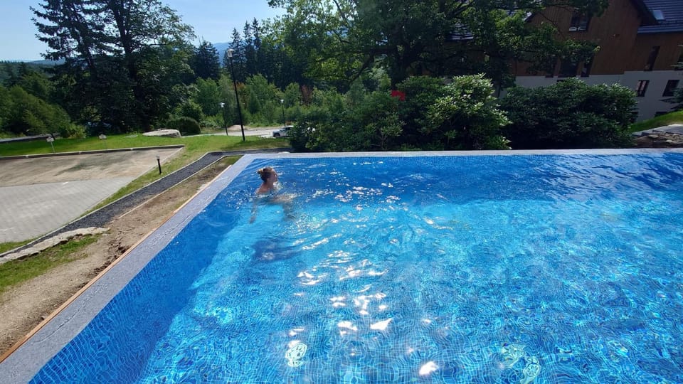 Green Park Resort A8 - Apartament Waloński - z dostępem do basenu, sauny, jacuzzi, siłowni - Widok z 3 stron budynku Apartment in Lower Silesian Voivodeship