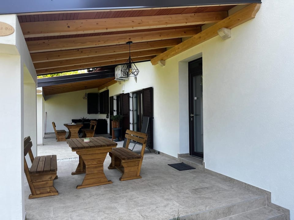 Patio, Day, Seating area, Dining area