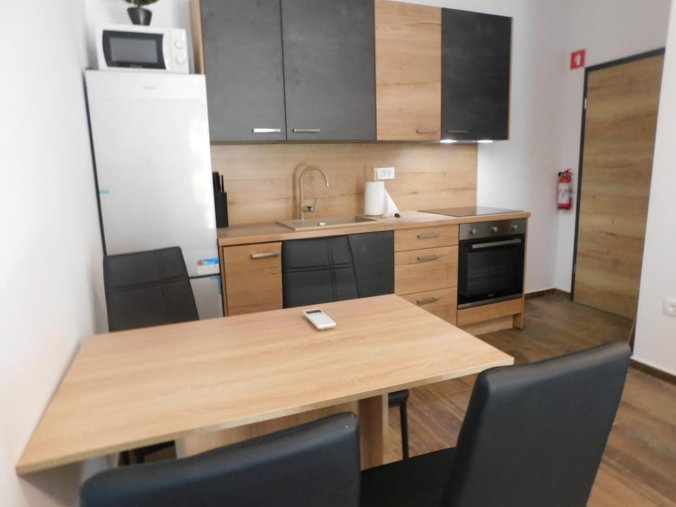 Kitchen or kitchenette, Dining area, minibar, pet friendly, stove