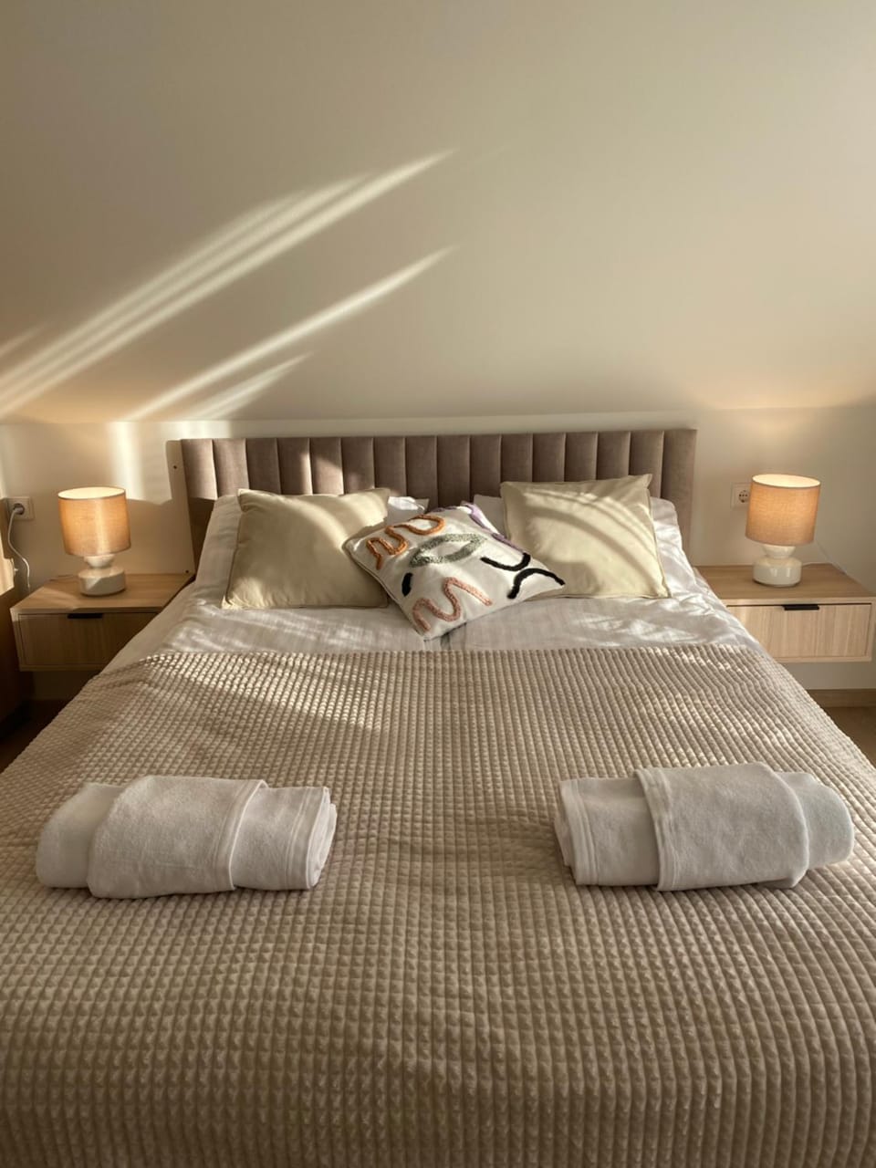 Bed, Bedroom, towels