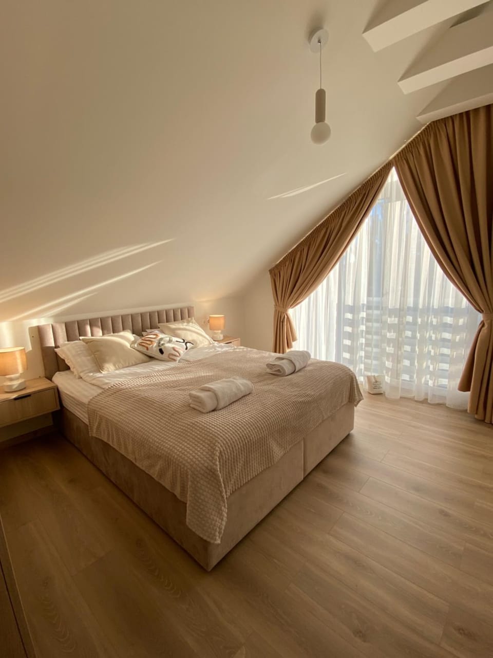Bed, Photo of the whole room, Bedroom, towels