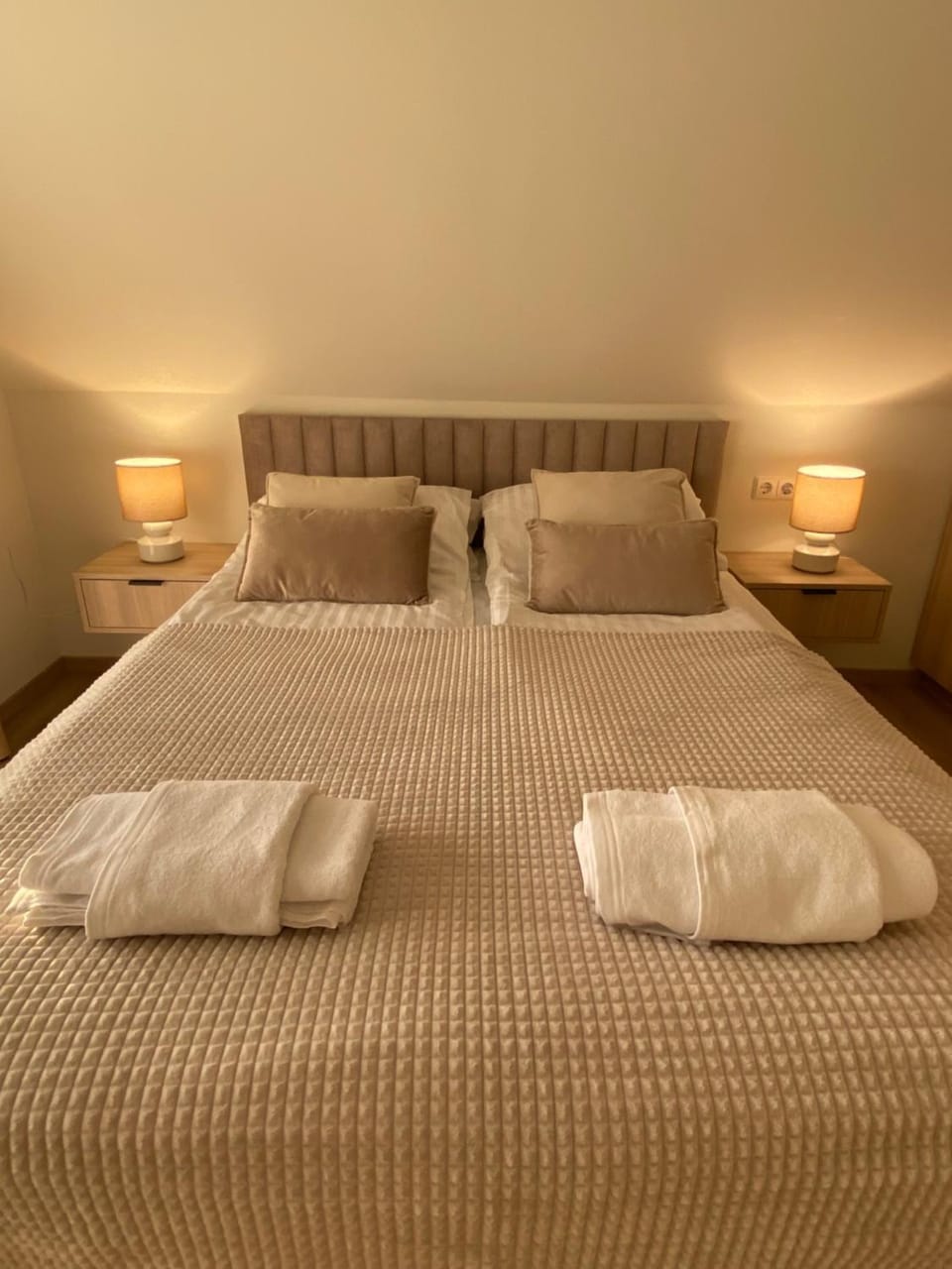 Bed, Bedroom, towels