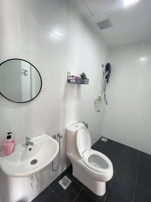 HomeFeel Netflix Youtube Free WiFi and Parking - MSuite at Bandar Manjalara, Near to DesaPark, Arkadia, One Utama, Kepong, Sri Damansara, Kota Damansara, Kuala Lumpur Apartment in Petaling Jaya