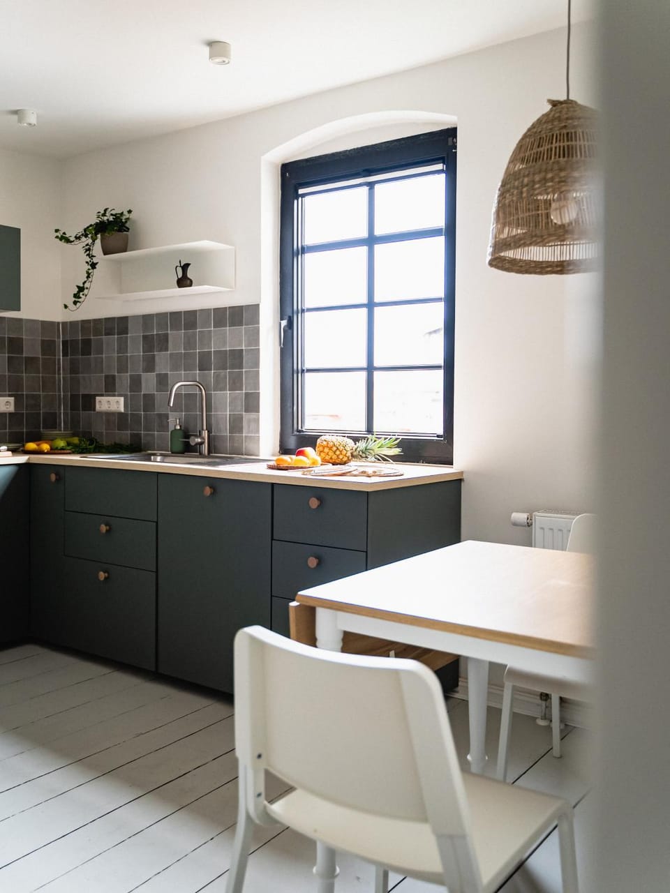 Kitchen or kitchenette, Dining area