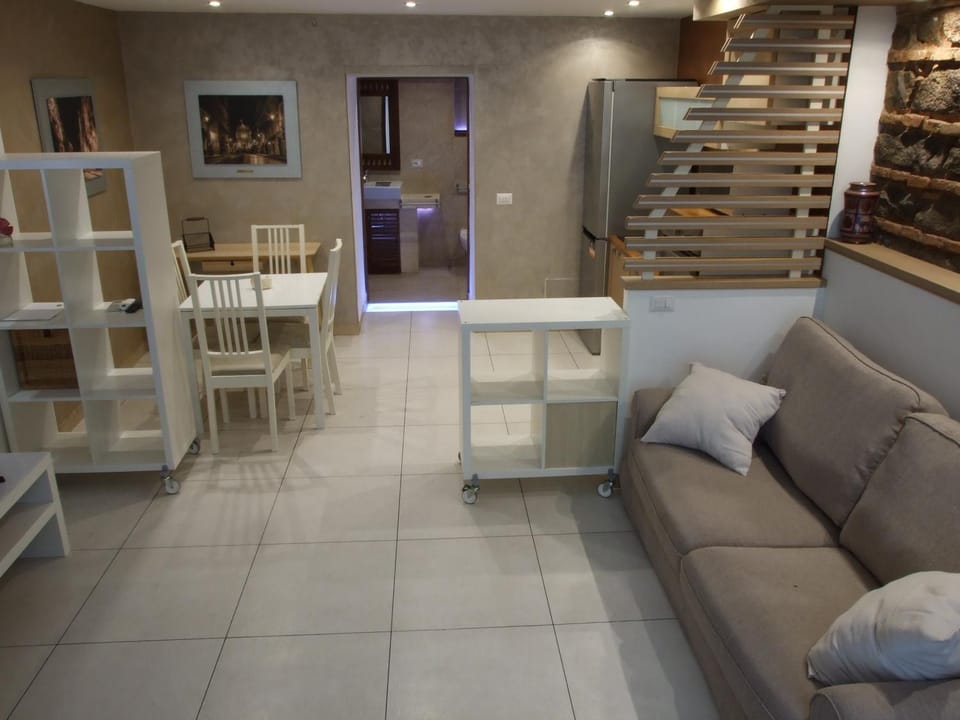 Photo of the whole room, Seating area