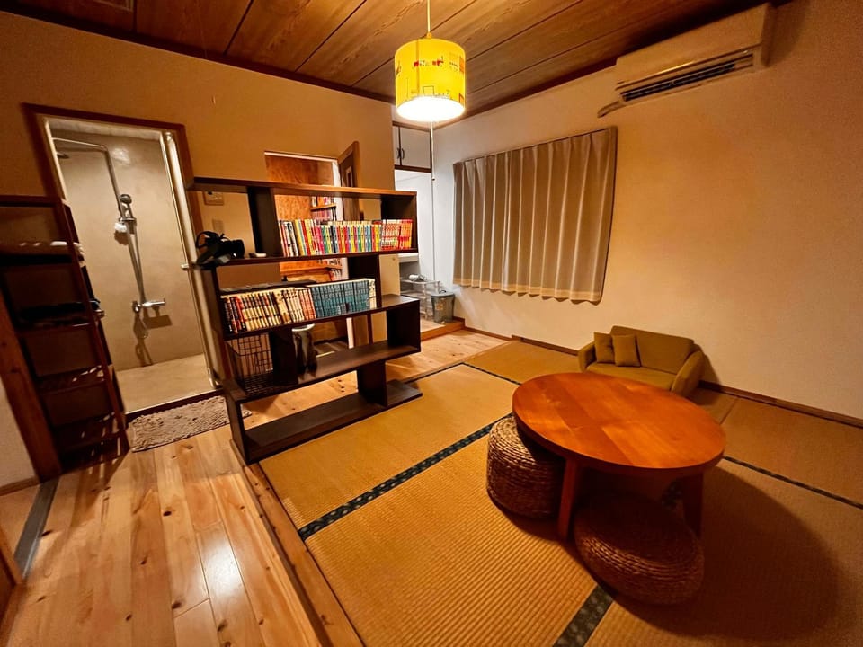 市街地そばの隠れ家2階ワンフロア貸切ステイ 民泊 Apartment in Okinawa Prefecture