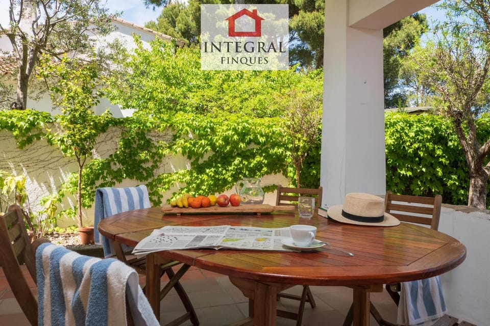 Property building, Patio, Day, Garden, Food and drinks, Dining area, Food, Garden view