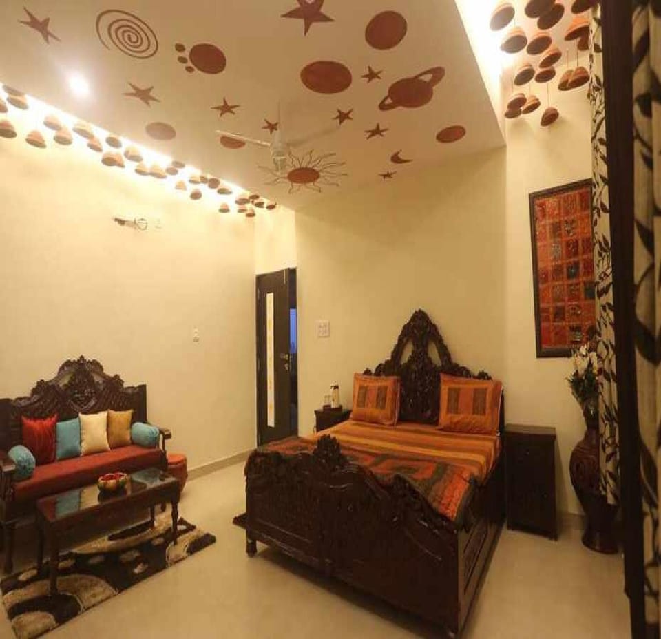 Bed, Living room, Photo of the whole room, Seating area, Bedroom
