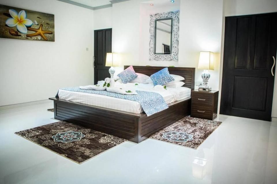 Photo of the whole room, Bedroom