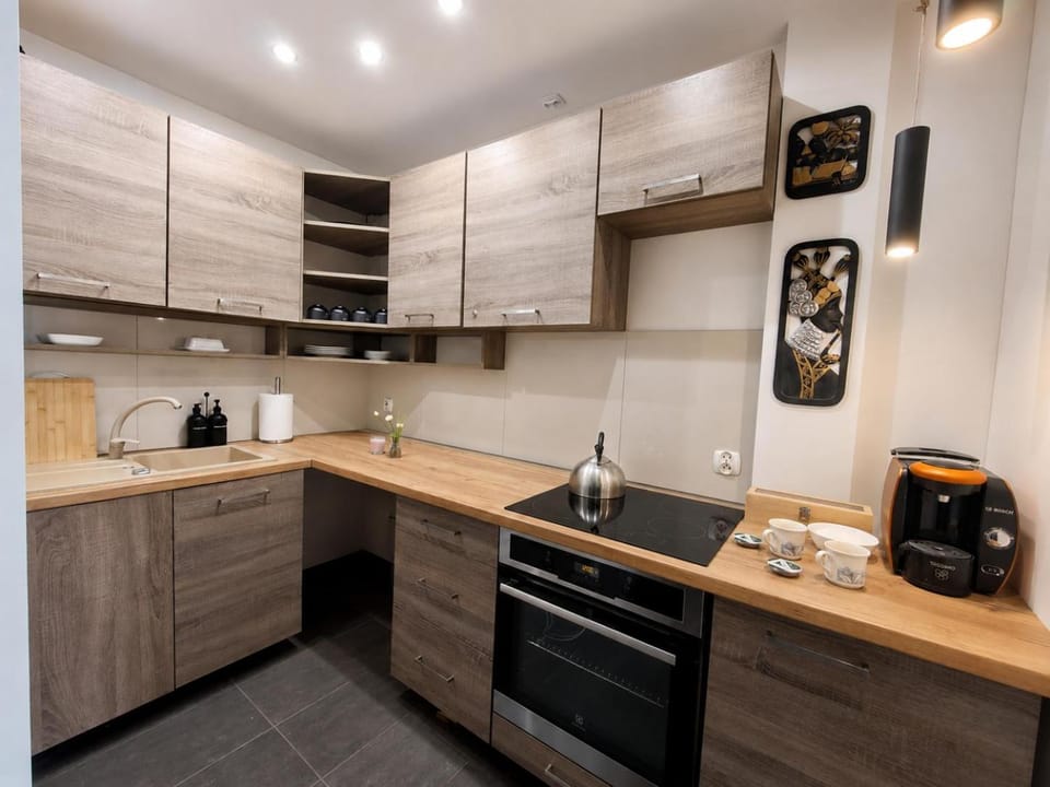 Coffee/tea facilities, Kitchen or kitchenette, minibar, stove