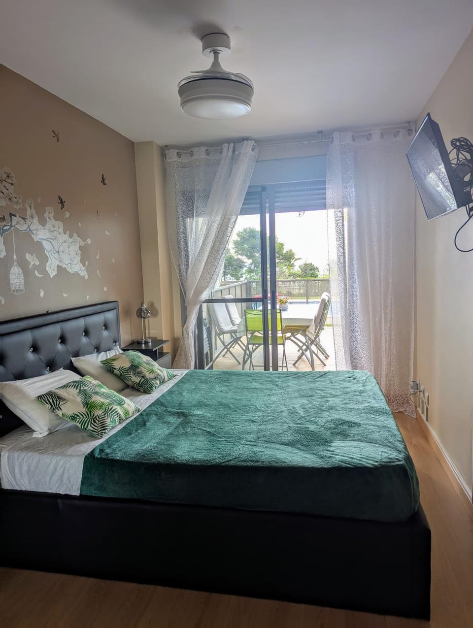 Photo of the whole room, Bedroom