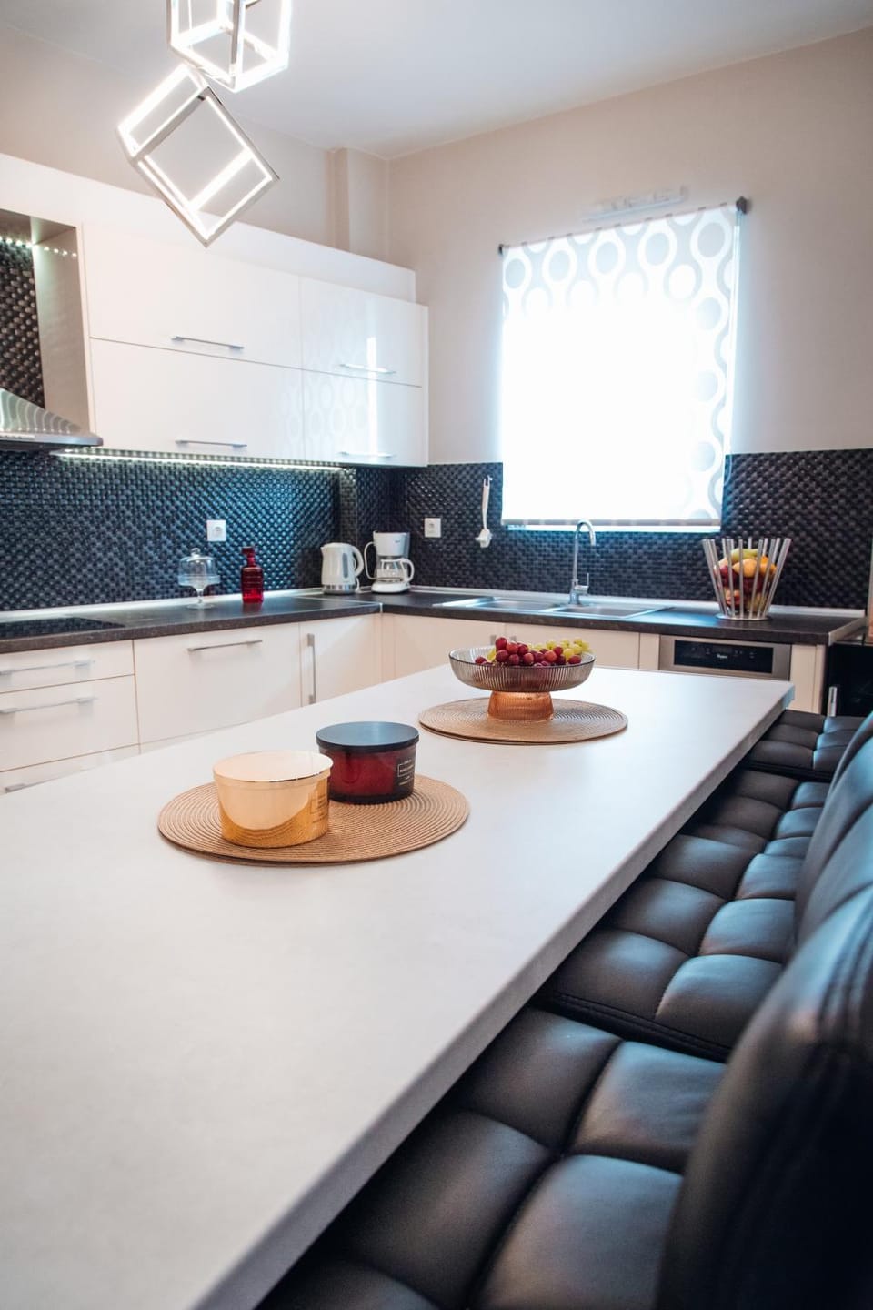 Kitchen or kitchenette, Dining area, minibar, stove