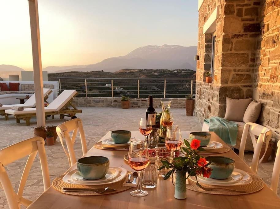 Restaurant/places to eat, Day, Natural landscape, View (from property/room), Balcony/Terrace, Balcony/Terrace, Food and drinks, Seating area, Dining area, Food, Mountain view, Drinks, Alcoholic drinks