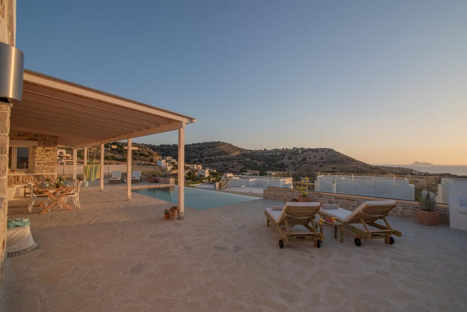 Property building, Natural landscape, Balcony/Terrace, Pool view, Sea view, Swimming pool, Sunset, sunbed