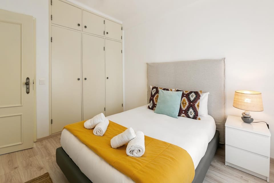 Bed, Bedroom, towels, wardrobe