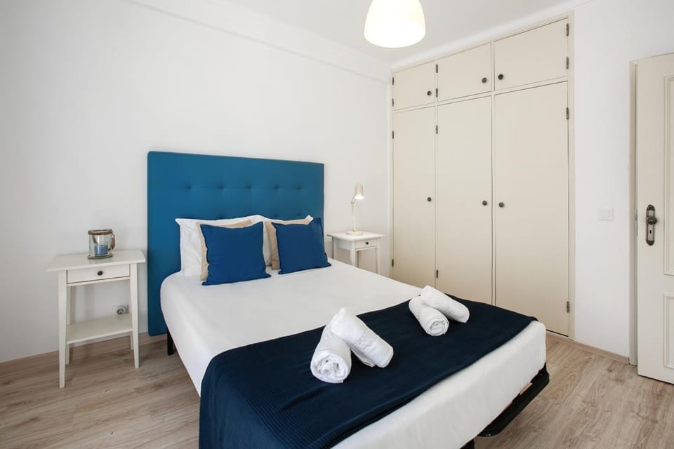 Bed, Bedroom, towels, wardrobe