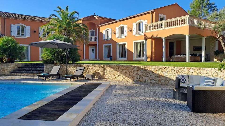 Property building, Patio, Garden, Garden view, Pool view, Swimming pool, sunbed