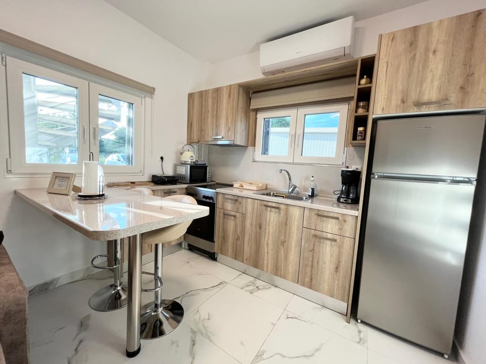 Kitchen or kitchenette, Dining area, oven, stove