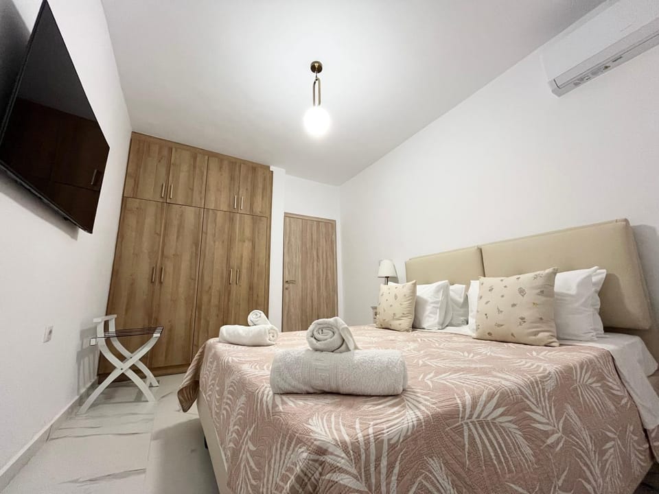 Bed, TV and multimedia, Photo of the whole room, Bedroom, internet, towels, wardrobe, air conditioner