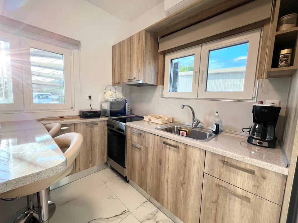 Coffee/tea facilities, Kitchen or kitchenette, Dining area, microwave, oven, stove