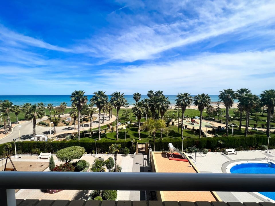 Pool view, Sea view