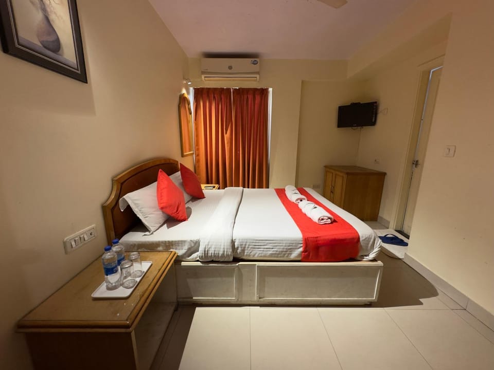 Photo of the whole room, Bedroom