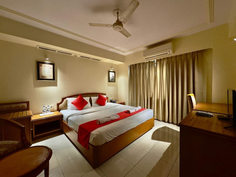 Photo of the whole room, Bedroom