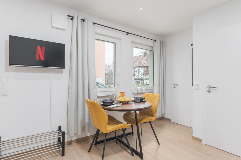TV and multimedia, Living room, Seating area, Dining area