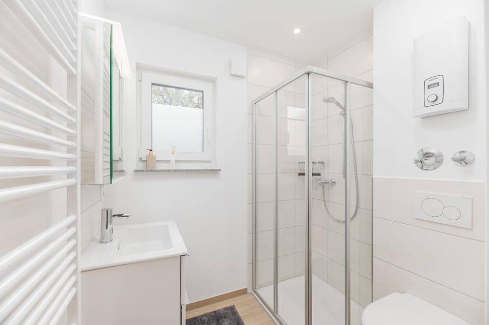 Shower, Toilet, Bathroom, towels