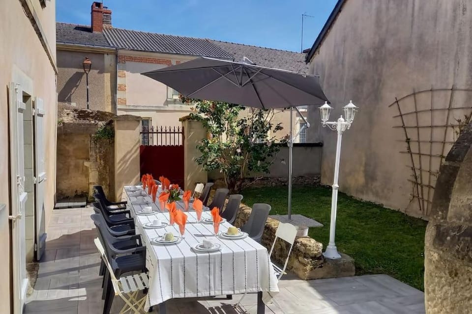 Gîte Maison Anjou 14 personnes Logis de la Porte Saint Jean House in Pays de la Loire