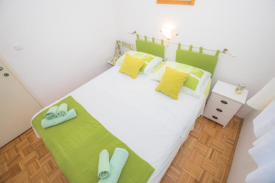 Bed, Bedroom, towels