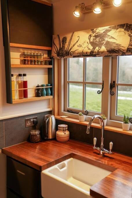 Shepherds Hut in countryside near Bath and Bristol Chalet in England