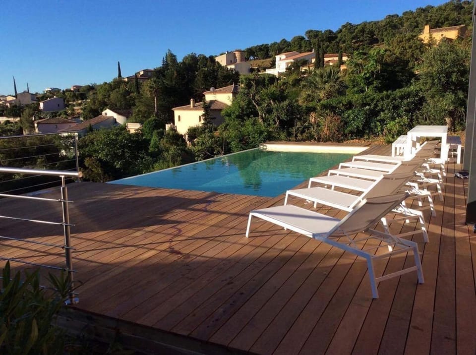 Swimming pool, sunbed