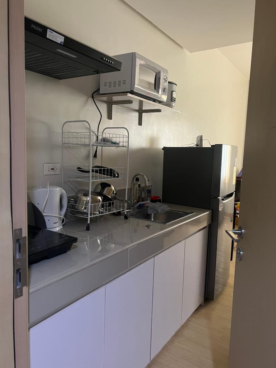 Kitchen or kitchenette, minibar, stove