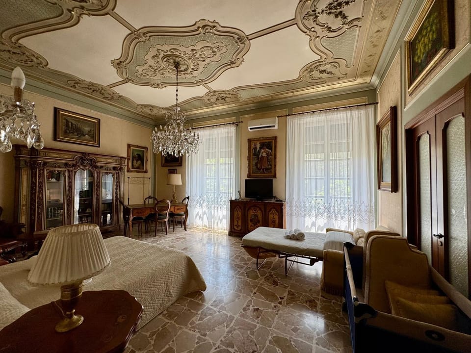 Bed, TV and multimedia, Living room, Photo of the whole room, Seating area, Bedroom, air conditioner