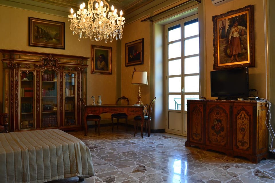 Communal lounge/ TV room, Bed, TV and multimedia, Living room, Photo of the whole room, Bedroom