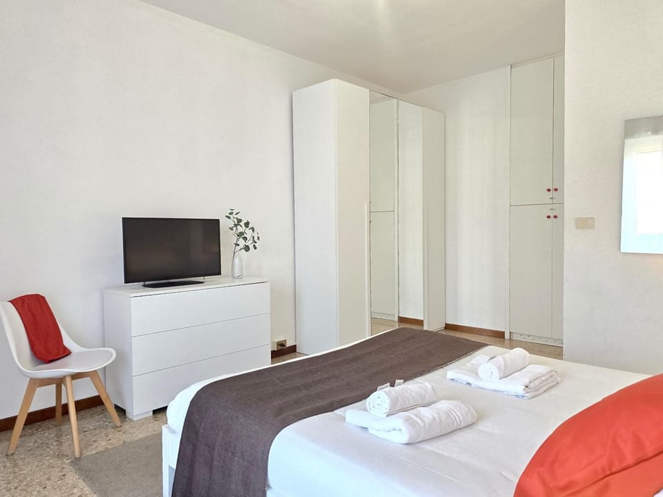 Bed, TV and multimedia, Bedroom, heating, wardrobe, air conditioner