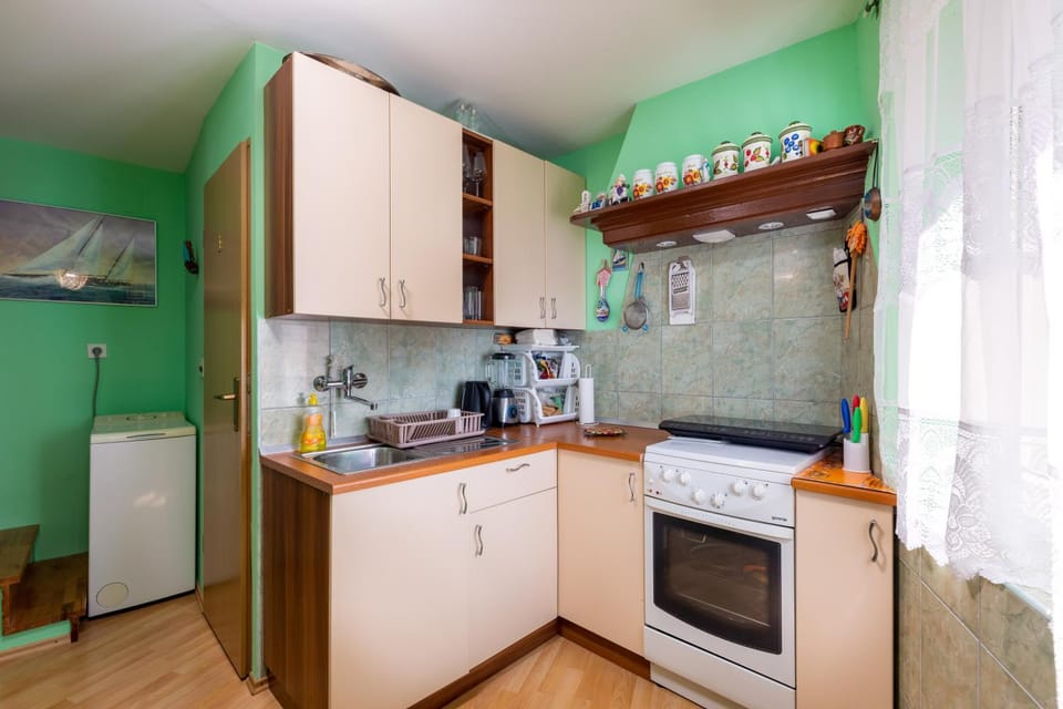 Kitchen or kitchenette, pet friendly, stove