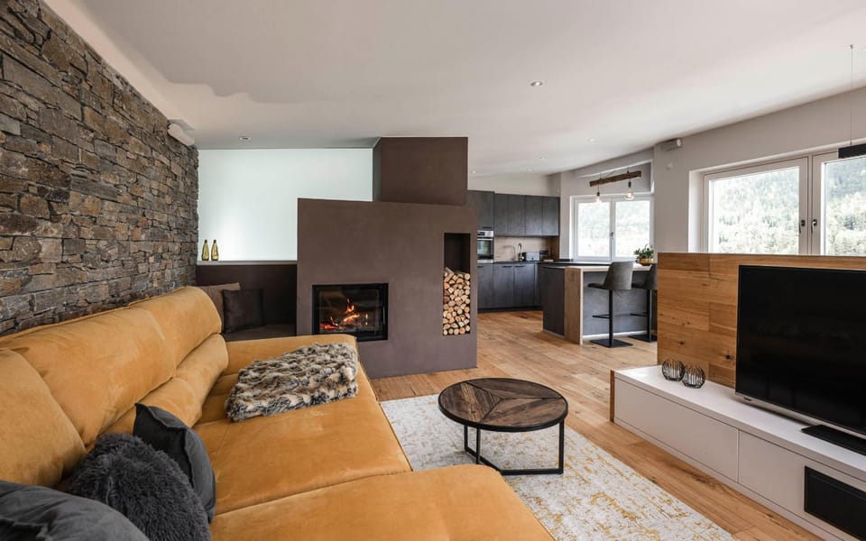 TV and multimedia, Kitchen or kitchenette, Living room, Seating area